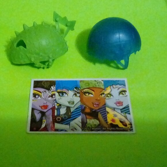 Monster high Clawdeen & Cleo paper doll & helmets - Picture 7 of 7